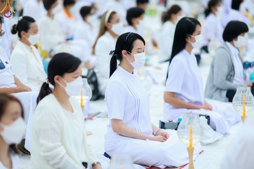 ภาพ No.70151:พิธีจุดประทีปถวายเป็นพุทธบูชา และบูชาธรรมมหาปูชนียาจารย์ ในโครงการธรรมยาตรากตัญญูบูชา มหาปูชนียาจารย์ พระมงคลเทพมุนี(สด จนฺทสโร) พระผู้ปราบมาร ปีที่ 11 ณ อนุสรณ์สถานลำดับที่ 2 สถานที่ตั้งมโนปณิธานบวชตลอดชีวิต อนุสรณ์สถานคลองบางนางแท่น อ.สามพราน จ.นครปฐม 