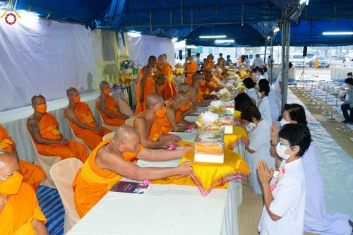 ภาพ No.73840:พิธีถวายภัตตาหารเป็นสังฆทาน แด่คณะพระธรรมยาตราฯ ในโครงการธรรมยาตรากตัญญูบูชา มหาปูชนียาจารย์ พระมงคลเทพมุนี(สด จนฺทสโร) พระผู้ปราบมาร อนุสรณ์สถาน 7 แห่ง ปีที่ 11 วันที่ 23 มกราคม พ.ศ. 2566