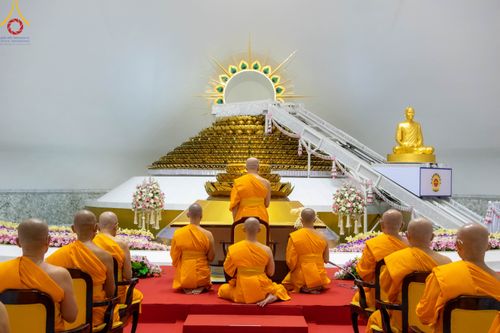 ภาพ No.89224:พิธีประดิษฐานรูปหล่อทองคำ  คุณยายอาจารย์มหารัตนอุบาสิกาจันทร์ ขนนกยูง ภายในมหาวิหารคุณยายอาจารย์ฯ เนื่องในวันครูผู้ค้นพบวิชชาธรรมกาย วันศุกร์ที่ 29 กันยายน พ.ศ. 2566 ณ วัดพระธรรมกาย จ.ปทุมธานี