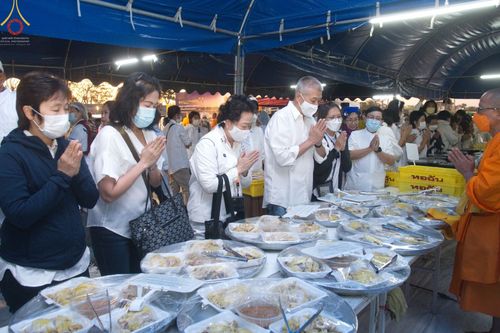 ภาพ No.74924:พิธีถวายภัตตาหารเป็นสังฆทาน แด่คณะพระธรรมยาตราฯ ในโครงการธรรมยาตรากตัญญูบูชา มหาปูชนียาจารย์ พระมงคลเทพมุนี(สด จนฺทสโร) พระผู้ปราบมาร อนุสรณ์สถาน 7 แห่ง ปีที่ 11 วันที่ 29 มกราคม พ.ศ. 2566