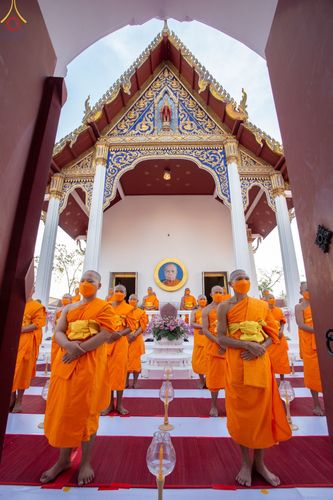 ภาพ No.73365:พิธีจุดประทีปถวายเป็นพุทธบูชา และบูชาธรรมมหาปูชนียาจารย์ ในโครงการธรรมยาตรากตัญญูบูชา มหาปูชนียาจารย์ พระมงคลเทพมุนี(สด จนฺทสโร) พระผู้ปราบมาร ปีที่ 11 ณ อนุสรณ์สถานลำดับที่ 4 สถานที่เกิดด้วยกายธรรม วัดโบสถ์ (บน) บางคูเวียง อ.บางกรวย จ.นนทบุรี วันที่ 21 