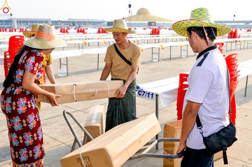 ภาพ No.323069:วันที่ 19 เมษายน พ.ศ.2569 การเรียงกล่องไทยธรรม , เตรียมงานจราจร เพื่องานถวายมหาสังฆทาน 40,000 กว่าวัดทั่วประเทศ วันคุ้มครองโลก 22 เมษายน พ.ศ.2569 วัดพระธรรมกาย