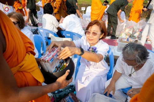 ภาพ No.318089:วันเสาร์ที่ 4 เมษายน พ.ศ. 2569 งานทำบุญเมืองใจกลางอยุธยา  ตักบาตรพระ 1,109 รูป ณ ถนนชีกุน หน้าวัดมหาธาตุ และวัดราชบูรณะ