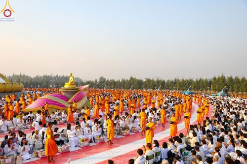 ภาพ No.201155:พิธีตักบาตรพระธรรมยาตรา ณ อนุสรณ์สถานลำดับที่ 5 สถานที่เผยแผ่วิชชาธรรมกายครั้งแรก อนุสรณ์สถานบางปลา วัดบางปลา อำเภอบางเลน จังหวัดนครปฐม ในโครงการธรรมยาตรา กตัญญูบูชา มหาปูชนียาจารย์ พระมงคลเทพมุนี(สด จนฺทสโร) พระผู้ปราบมาร อนุสรณ์สถาน 7 แห่ง ปีที่ 13