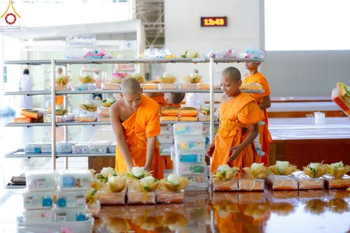 ภาพ No.143309:พิธีถวายภัตตาหารเพื่อเป็นกำลังแห่งการเข้าถึงธรรม ของพระภิกษุสามเณร วัดพระธรรมกาย วันเสาร์ที่ 6 กรกฏาคม พ.ศ. 2567 ณ หอฉันคุณยายอาจารย์ วัดพระธรรมกาย จ.ปทุมธานี