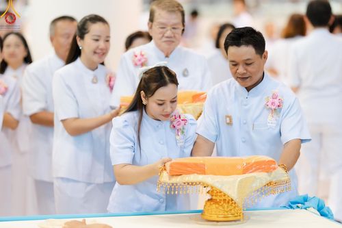 ภาพ No.160251:พิธีทอดผ้าป่าสมทบกฐินวัดพระธรรมกาย และสมทบกฐิน 30,000 วัดทั่วไทย ครั้งที่ 3 ณ สภาธรรมกายสากล วัดพระธรรมกาย วันพฤหัสบดีที่ 10 ตุลาคม พ.ศ. 2567