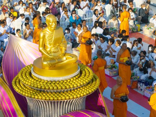 ภาพ No.197766:พิธีตักบาตรพระธรรมยาตรา ณ อนุสรณ์สถานลำดับที่ 4 สถานที่เกิดด้วยกายธรรม วัดโบสถ์(บน) ต.บางคูเวียง จ.นนทบุรี ในโครงการธรรมยาตรา กตัญญูบูชา มหาปูชนียาจารย์ พระมงคลเทพมุนี(สด จนฺทสโร) พระผู้ปราบมาร อนุสรณ์สถาน 7 แห่ง ปีที่ 13 วันที่ 19 มกราคม พ.ศ. 2568