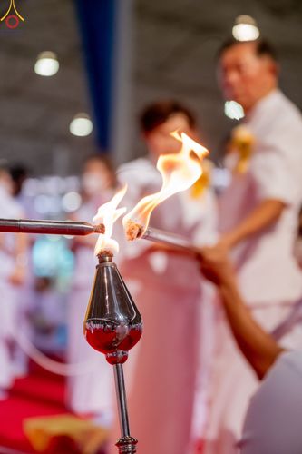 ภาพ No.86967:พิธีตักบาตร , พิธีบูชาข้าวพระ , พิธีจุดเทียนใจ ไฟนิรันดร์ อนันตชัย ในวันอาทิตย์ต้นเดือน 3 กันยายน พ.ศ. 2566 ณ วัดพระธรรมกาย