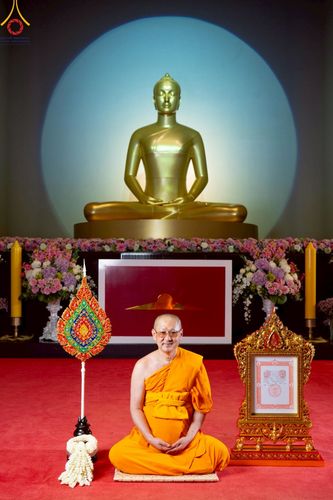 ภาพ No.214899:พิธีต้อนรับสัญญาบัตร พัดยศ พระราชวิเทศวชิรเวที (บัณฑิต วรปญฺโญ) เจ้าอาวาสวัดพระธรรมกายสกอตแลนด์ สหราชอาณาจักร ผู้ช่วยเจ้าอาวาสวัดพระธรรมกาย ณ อุโบสถพระไตรปิฏก วัดพระธรรมกาย