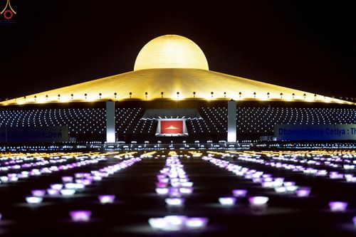 ภาพ No.241106:วันพุธที่ 27 สิงหาคม พ.ศ. 2568 พิธีจุดประทีป ในวันธรรมชัย ณ วัดพระธรรมกาย