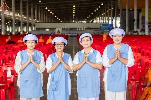 ภาพ No.58947:V.40 ภัตตาหารพระหมื่นวัด เราจัดให้ การปฏิบัติงานของเจ้าหน้าที่และอาสาสมัคร เพื่อรับบุญในการถวายภัตตาหาร แด่คณะสงฆ์ 10,000 กว่าวัดทั่วประเทศ ที่มาร่วมงานวันคุ้มครองโลก จันทร์ที่ 22 เมษายน พ.ศ. 2567 ณ วัดพระธรรมกาย