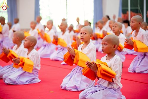 ภาพ No.213904:วันเสาร์ที่ 29 มีนาคม พ.ศ. 2568 พิธีตัดปอยผม ขอขมาผู้ปกครอง มอบบาตร-ผ้าไตร และพิธีบรรพชาสามเณร ณ ศูนย์ปฏิบัติธรรมจังหวัดระยอง (บ้านช่องลม) ต.บางบุตร อ.บ้านค่าย จ.ระยอง