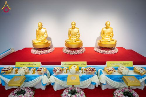 ภาพ No.160928:พิธีเจริญพระพุทธมนต์ และปิดแผ่นทองรูปเหมือน พระเดชพระคุณพระมงคลเทพมุนี (สด จนฺทสโร) พระผู้ปราบมาร จำนวน 3 องค์ วันเสาร์ที่ 5 ตุลาคม พ.ศ. 2567 ณ อาคารปลูกศรัทธา 2 (ชานชลาเดิม) วัดพระธรรมกาย อ.คลองหลวง จ.ปทุมธานี