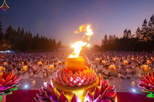 ภาพ No.192764:พิธีจุดประทีปถวายเป็นพุทธบูชา และบูชาธรรมมหาปูชนียาจารย์ ณ อนุสรณ์สถานคลองบางนางแท่น อ.สามพราน จ.นครปฐม ในโครงการธรรมยาตรา กตัญญูบูชา มหาปูชนียาจารย์ พระมงคลเทพมุนี(สด จนฺทสโร) พระผู้ปราบมาร อนุสรณ์สถาน 7 แห่ง ปีที่ 13 วันที่ 10 มกราคม พ.ศ. 2568