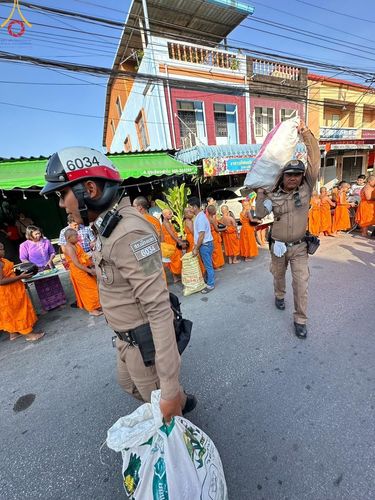 ภาพ No.133571:พิธีขอขมารับผ้าไตร, พิธีบรรพชาสามเณร, สามเณรออกบิณฑบาต ในโครงการบรรพชาสามเณร ฟื้นฟูพระพุทธศาสนาทั่วไทย  ณ ศูนย์ปฏิบัติธรรม และอบรมเยาวชนเมืองยะลา วันที่ 3 เมษายน พ.ศ. 2567