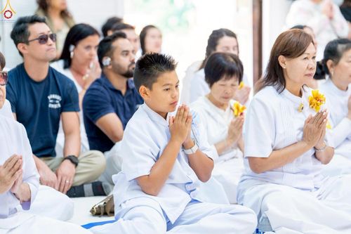 ภาพ No.252365:วันที่ 4-5 ตุลาคม พ.ศ. 2568  วัดพระธรรมกายแคลิฟอร์เนีย ประเทศสหรัฐอเมริกา ได้จัดพิธีตัดปอยผม โดยคณะสงฆ์ ญาติ ๆ และสาธุชน ให้กับนาคธรรมทายาท 8 ท่าน และได้จัดพิธีบรรพชา-อุปสมบท ฉลองพิธีทอดกฐินบรมจักรพรรดิ สร้างอุโบสถ 82 ปี บูชาธรรมหลวงพ่อธัมมชโย