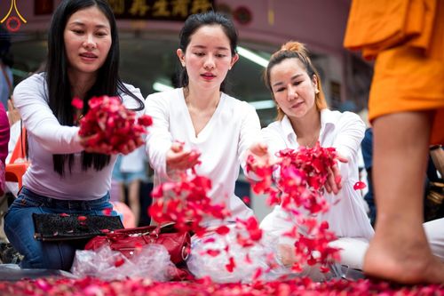 ภาพ No.128325:พิธีอัญเชิญพระบรมสารีริกธาตุ " ใจกลางเมืองนครหาดใหญ่ " เพื่อประดิษฐาน ณ มหารัตนเจดีย์สิริปทุมสวรรค์ (เจดีย์อริยพุทธะ 5 พระองค์) ศูนย์ปฏิบัติธรรมภาคใต้ อ.บางกล่ำ จ.สงขลา  วันที่ 9 มีนาคม พ.ศ.2567 (ชุดที่ 1)