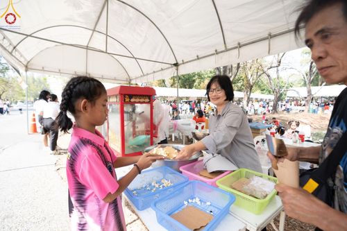 ภาพ No.193993:วัดพระธรรมกาย จัดงานวันเด็กแห่งชาติ ประจำปี พ.ศ.2568 ออกร้านอาหาร 200 ร้าน มอบของขวัญหลายหมื่นชิ้น วันที่ 12 มกราคม พ.ศ. 2568 วัดพระธรรมกาย อ.คลองหลวง จ.ปทุมธานี