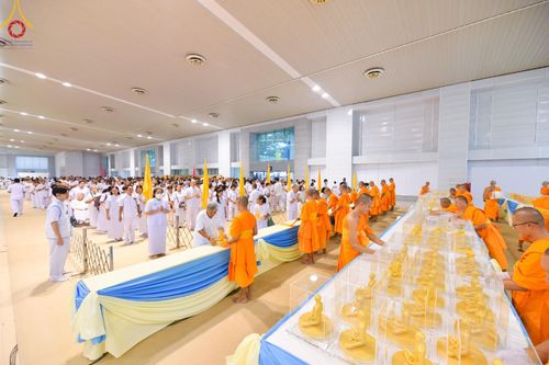 ภาพ No.159605:สัมมนาพิเศษและพิธีมอบองค์พระธรรมกาย 2,000 องค์ ณ ห้องแก้วสารพัดนึก 1 วัดพระธรรมกาย วันอาทิตย์ต้นเดือนที่ 6 ตุลาคม พ.ศ. 2567
