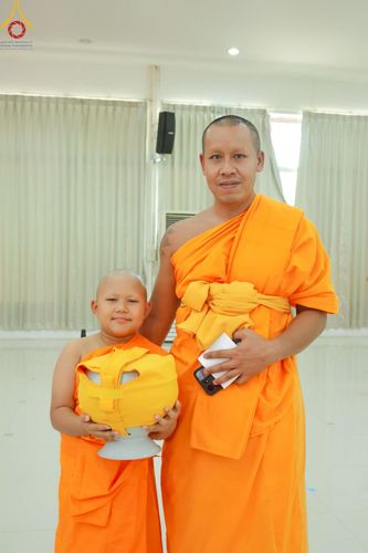 ภาพ No.216315:วันเสาร์ที่ 5 เมษายน พ.ศ. 2568 พิธีตัดปอยผม พิธีขอขมาผู้ปกครอง พิธีขอขมามอบผ้าไตร พิธีบรรพชา พิธีถวายบาตรสามเณร ณ ศูนย์ปฏิบัติธรรมและศูนย์อบรมเยาวชนเพชรบุรี ต.ท่าแลง อ.ท่ายาง จ.เพชรบุรี