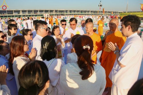 ภาพ No.105372:พิธีตักบาตรฉลองพระบวชใหม่ รุ่นบูชาธรรมมหาปูชนียาจารย์ และต้อนรับศักราชใหม่ วันจันทร์ที่ 1 มกราคม พ.ศ. 2567 ณ ลานธรรมพระมหาธรรมกายเจดีย์ วัดพระธรรมกาย