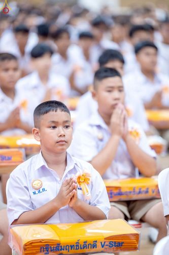 ภาพ No.246045:วันเสาร์ที่ 13 กันยายน พ.ศ. 2568 พิธีมอบผ้าไตรประธานกฐินสัมฤทธิ์เด็กดี V-Star ณ สภาธรรมกายสากล วัดพระธรรมกาย