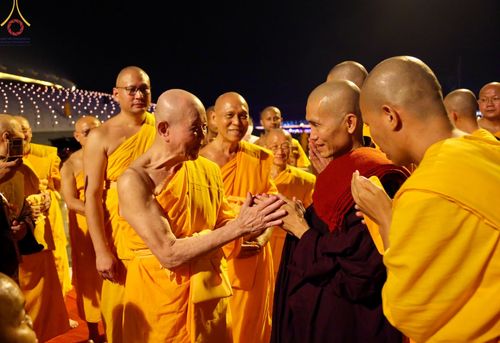 ภาพ No.77322:พิธีจุดมาฆประทีป ในวันมาฆบูชา อาทิตย์ต้นเดือนที่ 6 มีนาคม พ.ศ. 2566 ณ วัดพระธรรมกาย อ.คลองหลวง จ.ปทุมธานี