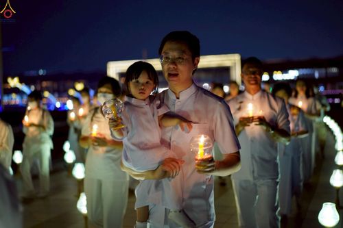 ภาพ No.224090:วันวิสาขบูชา วันอาทิตย์ที่ 11 พฤษภาคม พ.ศ. 2568 พิธีจุดวิสาขประทีป ,  พิธีเวียนประทักษิณรอบพระมหาธรรมกายเจดีย์ , พิธีฉลองชัยสวดมนต์บทธัมมจักกัปปวัตตนสูตร ครบ 7,357,000,000 จบ ณ มหารัตนวิหารคด วัดพระธรรมกาย