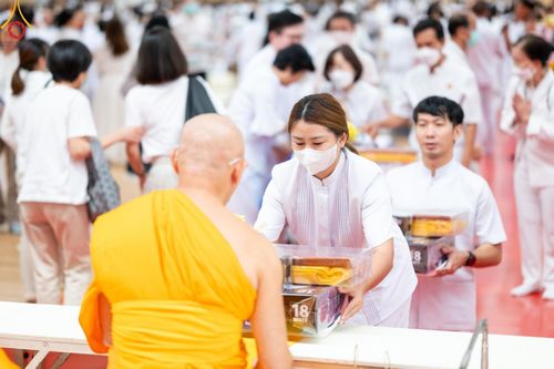 ภาพ No.145363:พิธีถวายผ้าอาบน้ำฝนและประทีปโคมไฟ ณ สภาธรรมกายสากล วัดพระธรรมกาย วันเสาร์ที่ 20 กรกฎาคม พ.ศ. 2567