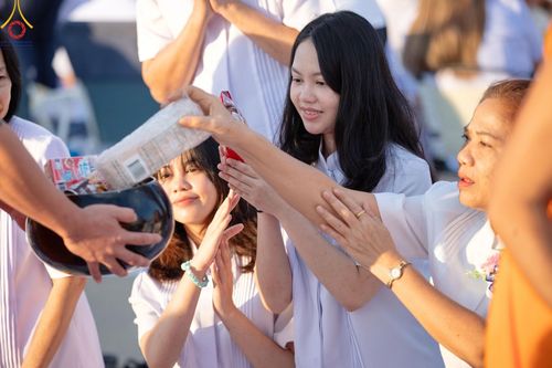 ภาพ No.187863:พิธีตักบาตรฉลองพระใหม่ ต้อนรับพุทธศักราช 2568 ณ ลานธรรมพระมหาธรรมกายเจดีย์ วัดพระธรรมกาย จ.ปทุมธานี วันที่ 1 มกราคม พ.ศ. 2568