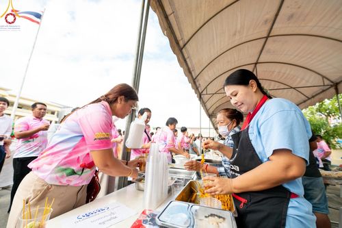 ภาพ No.150929:พิธีเจริญพระพุทธมนต์ และทำบุญตักบาตรแด่คณะสงฆ์ จำนวน 121 รูป เนื่องในโอกาสฉลองครบรอบ 120 ปี อำเภอคลองหลวง จังหวัดปทุมธานี เพื่อถวายเป็นพุทธบูชา ช่วยเหลือผู้ประสบความเดือดร้อนจากอุทกภัย และคณะสงฆ์ 323 วัด 4 จังหวัดชายแดนภาคใต้ วันเสาร์ที่ 31 สิงหาคม พ.ศ. 