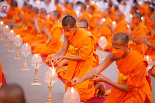 ภาพ No.122102:พิธีจุดประทีปถวายเป็นพุทธบูชา และบูชาธรรมมหาปูชนียาจารย์ พระมงคลเทพมุนี(สด จนฺทสโร) ในโครงการธรรมยาตรา กตัญญูบูชา มหาปูชนียาจารย์ พระมงคลเทพมุนี(สด จนฺทสโร) พระผู้ปราบมาร อนุสรณ์สถาน 7 แห่ง ปีที่ 12 วันที่ 31 มกราคม พ.ศ. 2567 ณ วัดพระธรรมกาย จ.ปทุมธานี