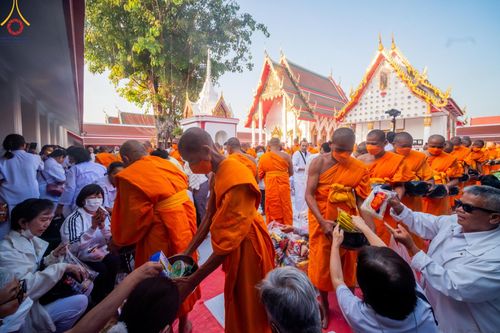 ภาพ No.112829:พิธีตักบาตรพระธรรมยาตราฯ ณ วัดสองพี่น้อง จ.สุพรรณบุรี วันที่ 15 มกราคม พ.ศ. 2567