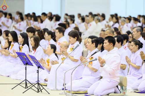 ภาพ No.177704:พิธีตักบาตรและพิธีบูชาข้าวพระ ในวันอาทิตย์ต้นเดือนที่ 1 ธันวาคม พ.ศ. 2567 ณ สภาธรรมกายสากล วัดพระธรรมกาย