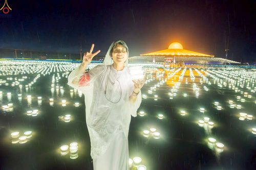 ภาพ No.244337:วันที่ 7 กันยายน พ.ศ. 2568 พิธีจุดประทีป วันครูผู้ค้นพบวิชชาธรรมกาย ณ ลานธรรมฯ และวิหารคด วัดพระธรรมกาย