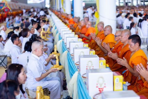 ภาพ No.60072:พิธีเจริญพระพุทธมนต์ "ฉลองอายุวัฒนมงคล 80 ปี หลวงพ่อธัมมชโย" พิธีถวายไทยธรรม คณะสงฆ์ 10,000 กว่าวัดทั่วประเทศ ในวันคุ้มครองโลก วันจันทร์ที่ 22 เมษายน พ.ศ. 2567 ณ สภาธรรมกายสากล วัดพระธรรมกาย จ.ปทุมธานี