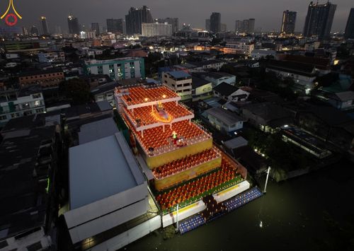 ภาพ No.201698:พิธีจุดประทีปถวายเป็นพุทธบูชา และบูชาธรรมมหาปูชนียาจารย์ ณ อาคารธรรมยาตรา กตัญญูบูชามหาปูชนียาจารย์ ตรงข้ามวัดปากน้ำภาษีเจริญ จ.กรุงเทพมหานคร ในโครงการธรรมยาตรา กตัญญูบูชา มหาปูชนียาจารย์ พระมงคลเทพมุนี(สด จนฺทสโร) พระผู้ปราบมาร อนุสรณ์สถาน 7 แห่ง