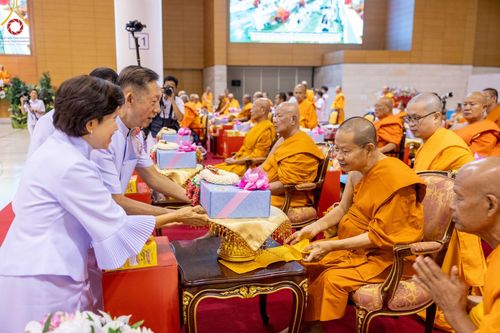 ภาพ No.147116:พิธีมุทิตาสักการะพระภิกษุ ผู้สอบได้เปรียญธรรม 9 ประโยคระดับโลกปีที่ 36, พิธีมอบโล่เกียรติยศและทุนการศึกษา สำนักเรียนบาลีดีเด่นทั่วประเทศ, พิธีถวายมหาสังฆทานคณะสงฆ์ 2,000 กว่าวัด ทั่วประเทศ ปีที่ 24, พิธีถวายไทยธรรมคณะสงฆ์ 323 วัด 4 จังหวัดชายแดนภาคใต้