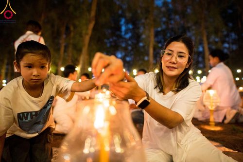 ภาพ No.107180:พิธีจุดประทีปถวายเป็นพุทธบูชา และบูชาธรรมมหาปูชนียาจารย์ ในโครงการธรรมยาตรากตัญญูบูชา มหาปูชนียาจารย์ พระมงคลเทพมุนี(สด จนฺทสโร) พระผู้ปราบมาร  อนุสรณ์สถาน 7 แห่ง ปีที่ 12  วันที่ 6 มกราคม พ.ศ. 2567 ณ อนุสรณ์สถานมหาวิหารพระมงคลเทพมุนี อ.สองพี่น้อง จ.สุพร