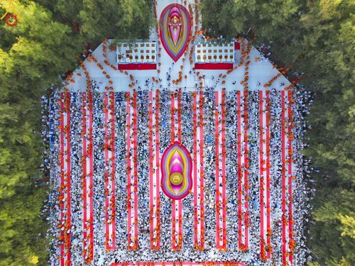 ภาพ No.107439:พิธีตักบาตรพระธรรมยาตราฯ ในโครงการธรรมยาตรากตัญญูบูชา มหาปูชนียาจารย์ พระมงคลเทพมุนี(สด จนฺทสโร) พระผู้ปราบมาร ปีที่ 12 ณ อนุสรณ์สถานมหาวิหารพระมงคลเทพมุนี อ.สองพี่น้อง จ.สุพรรณบุรี วันที่ 7 มกราคม พ.ศ. 2567