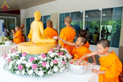ภาพ No.218114:วันอาทิตย์ที่ 13 เมษายน พ.ศ. 2568 พิธีตักบาตรฉลองสามเณรใหม่ 75 รูป เนื่องในวันสงกรานต์ (โครงการบรรพชาสามเณรฟื้นฟูพระพุทธศาสนาทั่วไทย ประจำปีพุทธศักราช 2568) ณ ศูนย์ปฏิบัติธรรมระยอง(บ้านช่องลม) ตำบลบางบุตร อำเภอบ้านค่าย จังหวัดระยอง