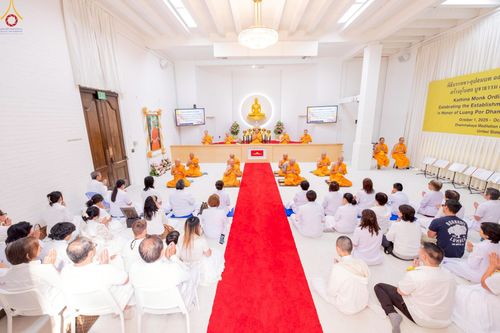ภาพ No.252300:วันที่ 4-5 ตุลาคม พ.ศ. 2568  วัดพระธรรมกายแคลิฟอร์เนีย ประเทศสหรัฐอเมริกา ได้จัดพิธีตัดปอยผม โดยคณะสงฆ์ ญาติ ๆ และสาธุชน ให้กับนาคธรรมทายาท 8 ท่าน และได้จัดพิธีบรรพชา-อุปสมบท ฉลองพิธีทอดกฐินบรมจักรพรรดิ สร้างอุโบสถ 82 ปี บูชาธรรมหลวงพ่อธัมมชโย