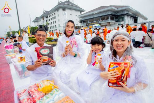 ภาพ No.226141:วันอาทิตย์ที่ 25 พฤษภาคม พ.ศ. 2568 พิธีตักบาตรพระ 1,000 รูปเมืองตรัง ครบรอบ 110 ปี เมืองทับเที่ยง ถวายเป็นพุทธบูชา ถวายเป็นพระราชกุศลแด่รัชกาลที่ 10 และอุทิศส่วนกุศลแด่อดีตเจ้าเมืองตรัง และบรรพบุรุษ ณ บริเวณหน้าศาลากลางจังหวัดตรัง ถนนพระราม 6