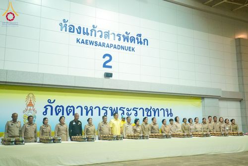 ภาพ No.209016:พระบาทสมเด็จพระเจ้าอยู่หัว ทรงมีพระราชศรัทธาทรงพระกรุณาโปรดเกล้าฯ ให้บำเพ็ญพระราชกุศลถวายภัตตาหารพระราชทาน การสอบบาลีสนามหลวง ณ วัดพระธรรมกาย ย อ.คลองหลวง จ.ปทุมธานี วันที่ 23-24 กุมภาพันธ์ พ.ศ. 2568