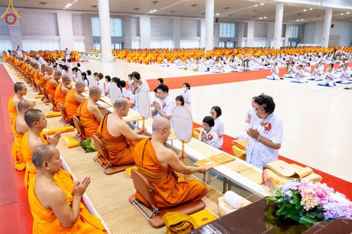 ภาพ No.146153:วันมหารำลึก ครั้งที่ 34 พิธีร่วมรำลึกถึงนักสร้างบารมีที่ล่วงลับไปแล้ว , พิธีสวดพระพุทธมนต์ ณ ห้องแก้วสารพัดนึก 1 วัดพระธรรมกาย วันเสาร์ที่ 27 กรกฎาคม พ.ศ. 2567