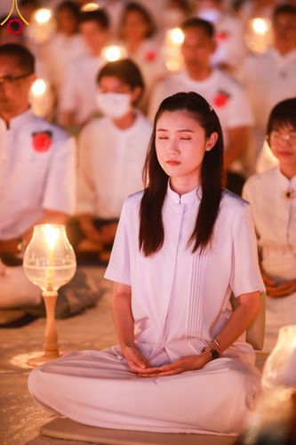 ภาพ No.112076:พิธีจุดประทีปถวายเป็นพุทธบูชา และบูชาธรรมมหาปูชนียาจารย์ พระมงคลเทพมุนี(สด จนฺทสโร) ในโครงการธรรมยาตรา กตัญญูบูชา มหาปูชนียาจารย์ พระมงคลเทพมุนี(สด จนฺทสโร) พระผู้ปราบมาร อนุสรณ์สถาน 7 แห่ง ปีที่ 12 วันที่ 14 มกราคม พ.ศ. 2567 ณ วัดสองพี่น้อง อ.สองพี่น้อง