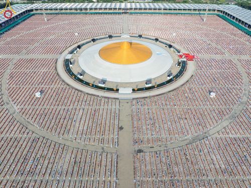 ภาพ No.221623:วันอังคารที่ 22 เมษายน พ.ศ. 2568 ภาพพิธีถวายมหาสังฆทานคณะสงฆ์ 40,000 กว่าวัดทั่วประเทศ เนื่องในวันคุ้มครองโลก ชุดที่ 2 (ปลื้มให้สมการรอคอย) ณ ลานธรรมพระมหาธรรมกายเจดีย์ วัดพระธรรมกาย