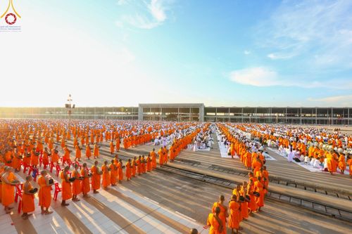 ภาพ No.187798:พิธีตักบาตรฉลองพระใหม่ ต้อนรับพุทธศักราช 2568 ณ ลานธรรมพระมหาธรรมกายเจดีย์ วัดพระธรรมกาย จ.ปทุมธานี วันที่ 1 มกราคม พ.ศ. 2568