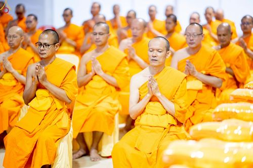 ภาพ No.233831:วันเสาร์ที่ 19 กรกฎาคม พ.ศ.2568 วันมหารำลึก ครั้งที่ 35 พิธีรำลึกถึงนักสร้างบารมี , พิธีสวดพระพุทธมนต์ , พิธีทอดผ้าบังสกุลและถวายไทยธรรม วัดพระธรรมกาย