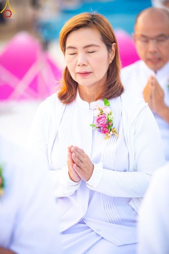 ภาพ No.201090:พิธีตักบาตรพระธรรมยาตรา ณ อนุสรณ์สถานลำดับที่ 5 สถานที่เผยแผ่วิชชาธรรมกายครั้งแรก อนุสรณ์สถานบางปลา วัดบางปลา อำเภอบางเลน จังหวัดนครปฐม ในโครงการธรรมยาตรา กตัญญูบูชา มหาปูชนียาจารย์ พระมงคลเทพมุนี(สด จนฺทสโร) พระผู้ปราบมาร อนุสรณ์สถาน 7 แห่ง ปีที่ 13